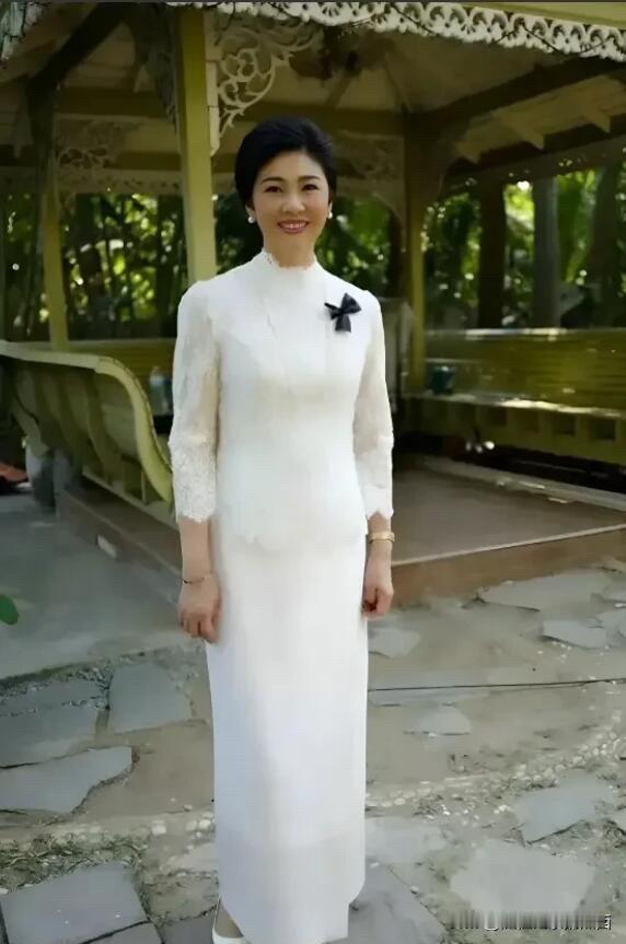 这样美的女神，真是几十年都出不了一个呀，肤白貌美，穿搭简约，却能美的让你眼前一亮