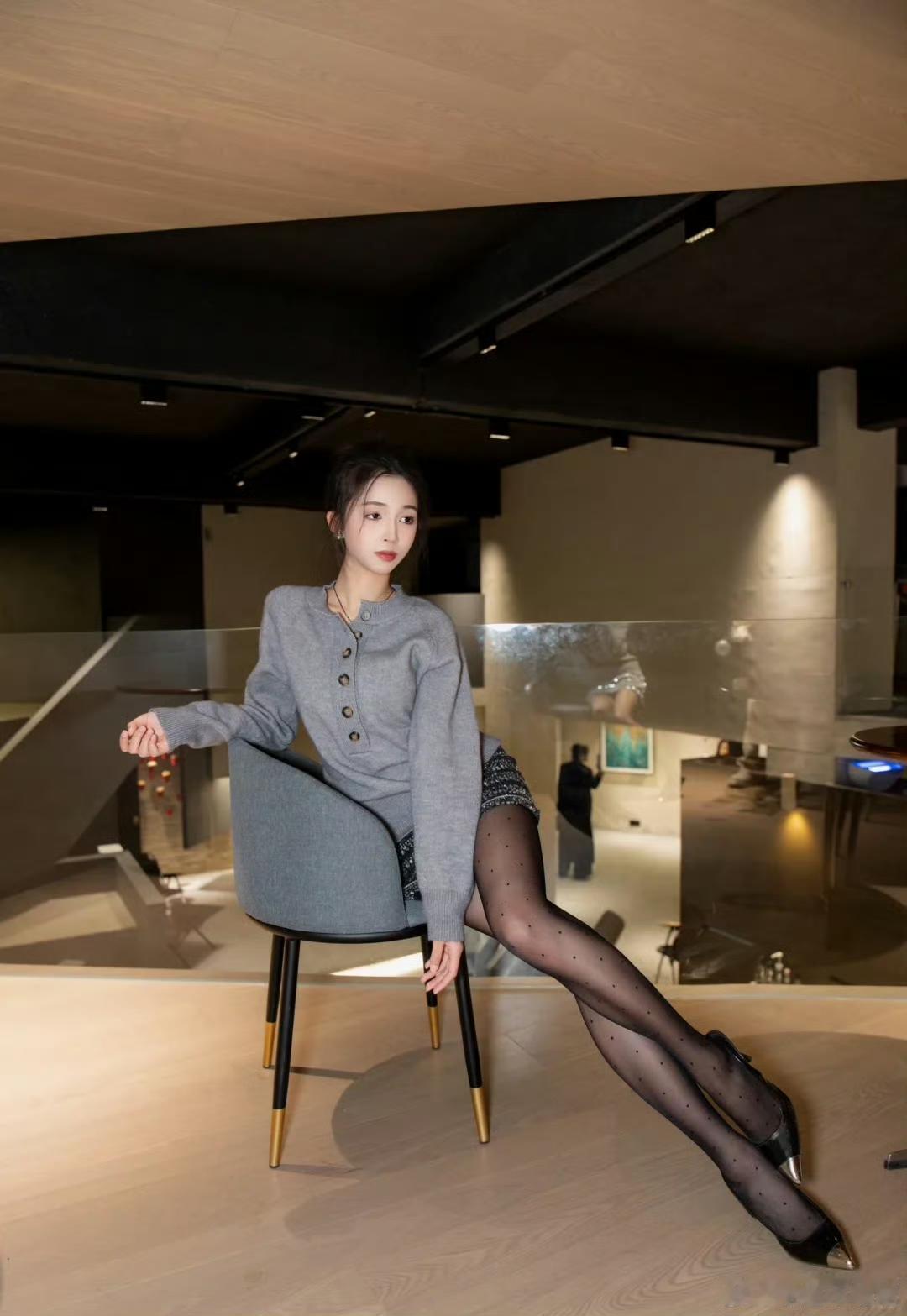丝袜穿搭|灰色针织衫搭配黑丝网袜​​​