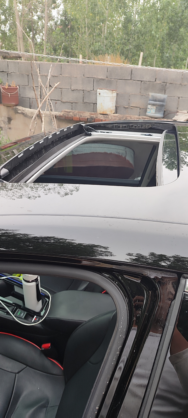 十一代雅阁天窗有点渗水天窗有点渗水，不知道之前漏没漏过，今天才发现。天太热，