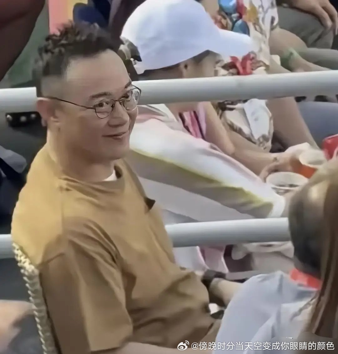 老天吶，差点没认出来。电视上看着一般般，真人巨帅啊！