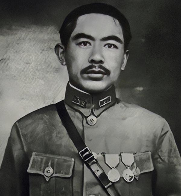 1934年初，盛世才在苏军三个团、40架飞机和20辆坦克的帮助下，把最大的两个对