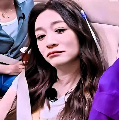 李小冉在直播里把脸一抬，说"我为什么非要找个人呢"。郭京飞在旁边愣了一下。