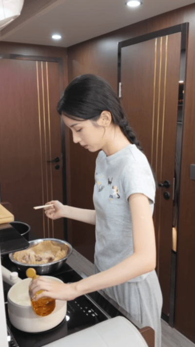 刷到周也的做饭vlog就忍不住收藏！完全不端明星架子，处理食材有条不紊，连新手都