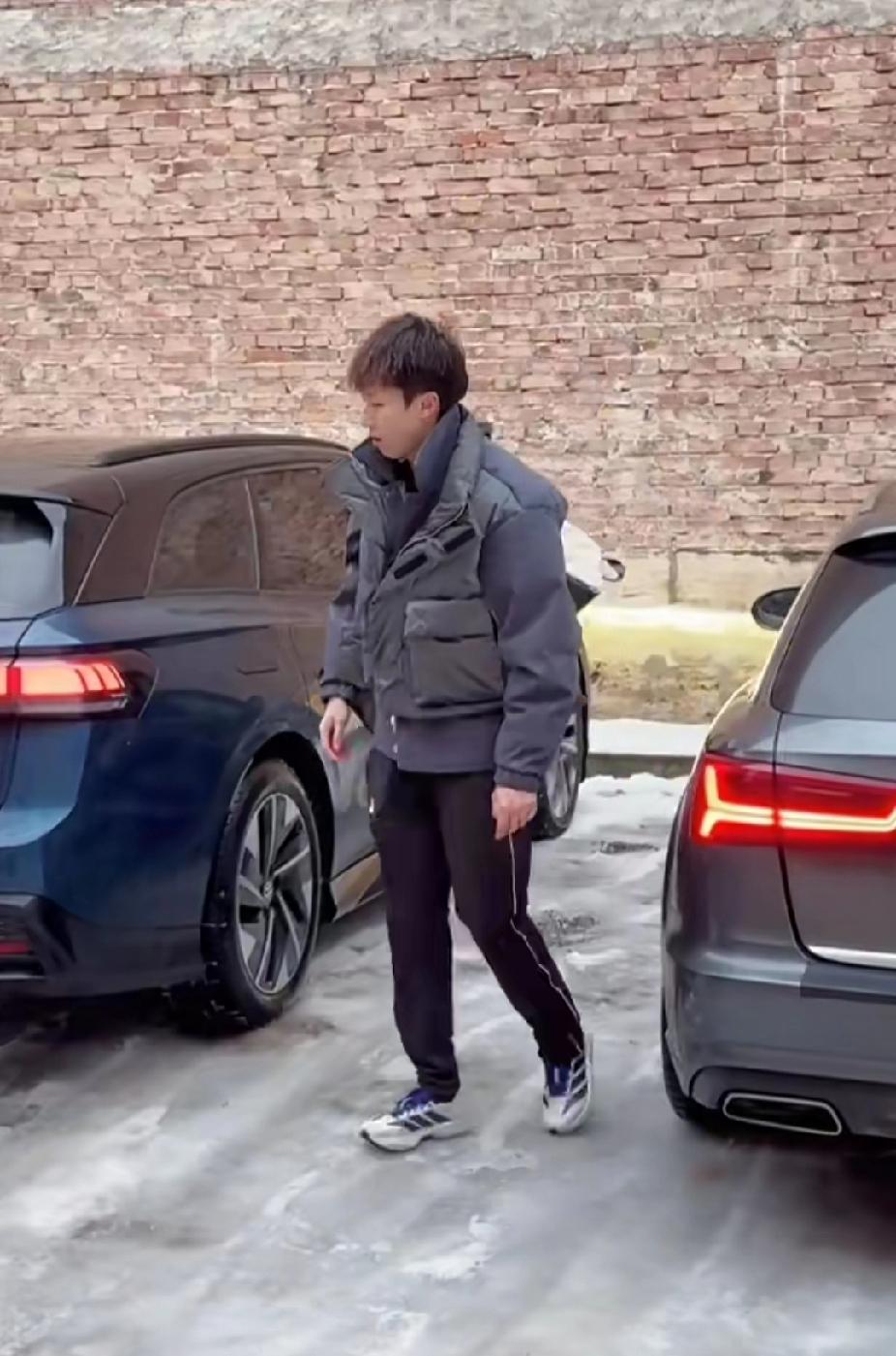 林高远冰面“企鹅步”萌翻了！步步小心太可爱刷到林高远走冰路的视频，直接被戳