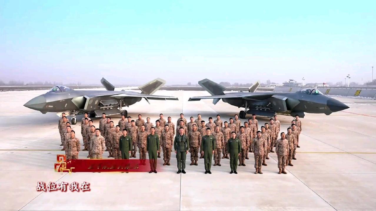 空一旅歼-20战机侧弹仓、主弹舱全部打开给大家拜年​2026年农历新年期间