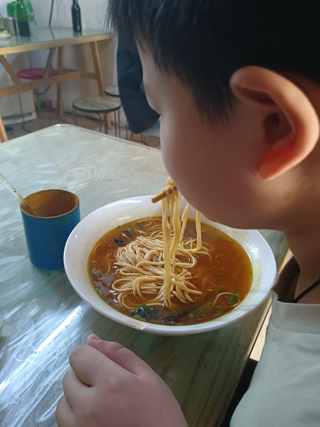 终于吃到了心心念念的长青街拉面了……一直听许多人说，他家的拉面好吃，一直也没机