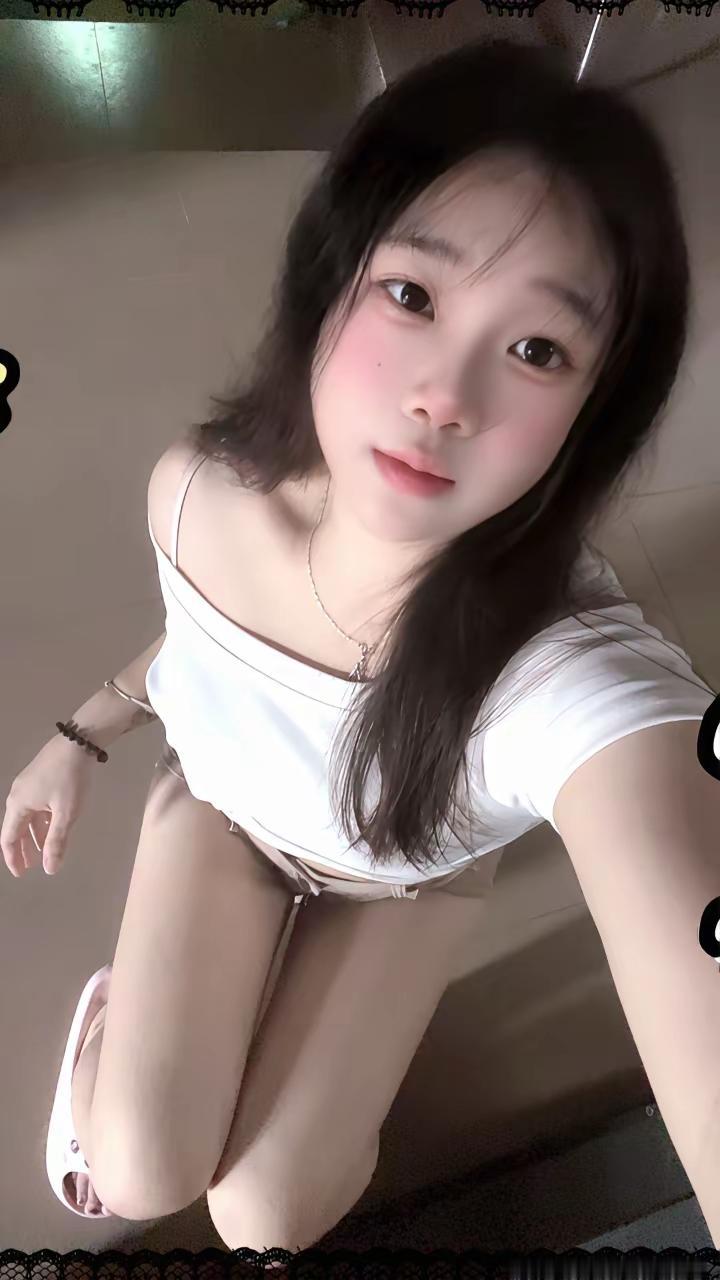 自拍时有点腿抖，有点可爱。甜美自拍图萌萌感自拍毛绒系自拍腿抖到模糊抖抖