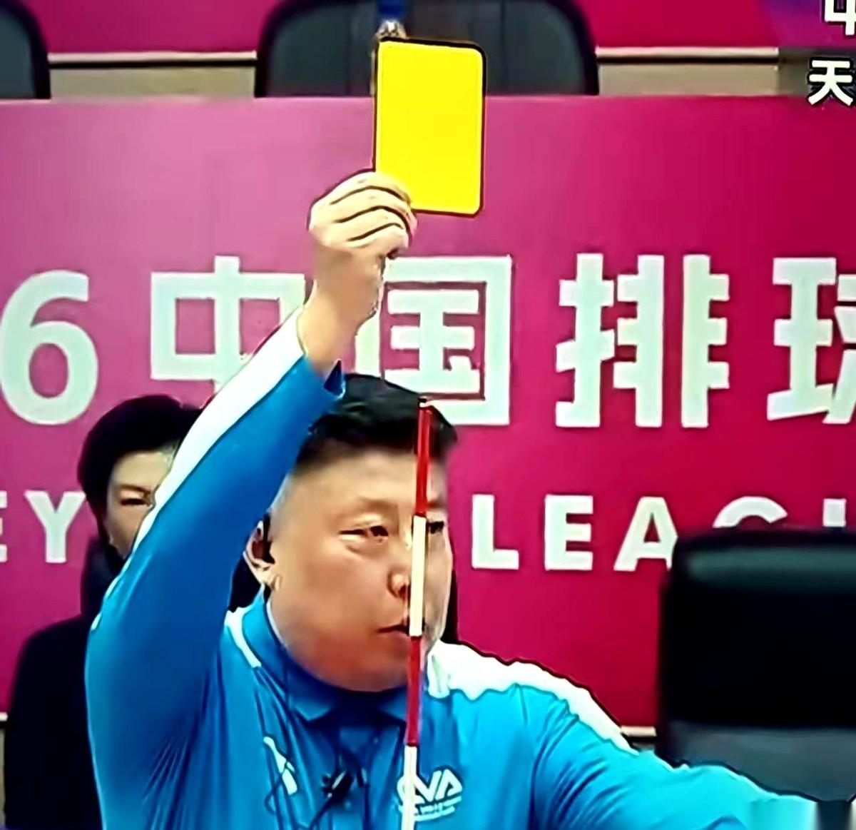 就为那0.3厘米，鹰眼回放比头发丝还细的一条线。蔡斌指导的战术板，“啪”一下就