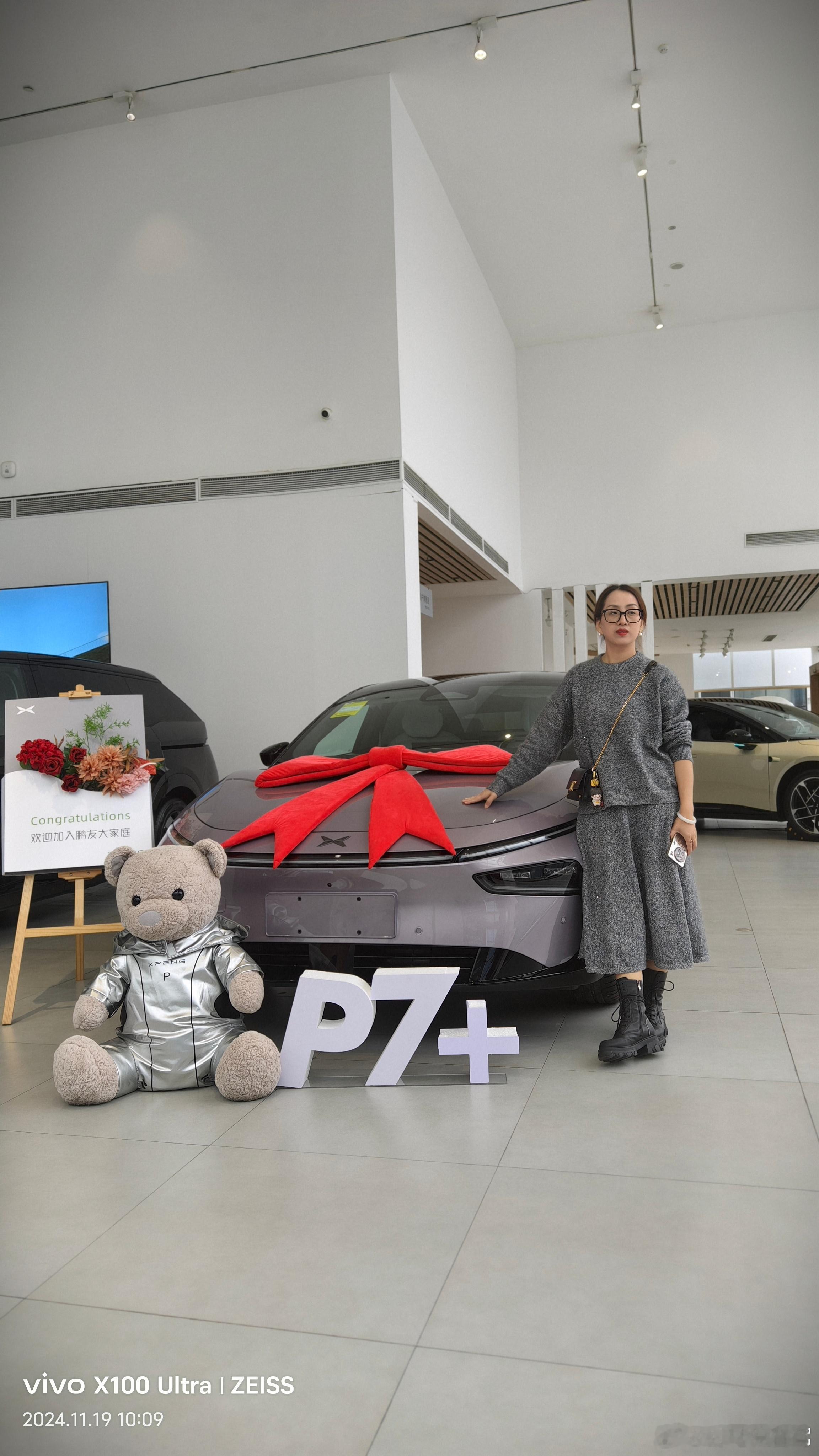 我们家是“小鹏p7+双车家庭”——我开哑光灰P7+，她选了那台让人一眼心动的紫外