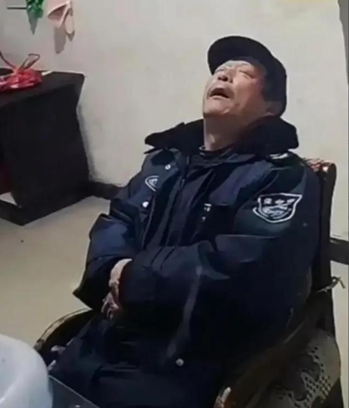 “毫无人性！连正常生理需求都不放过！”2022年，广东清远，60岁大爷做保安三年