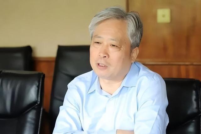 “中国百草枯之父”李德军曾表示：百草枯卖了多久，我就愧疚了多久！农村院墙边，