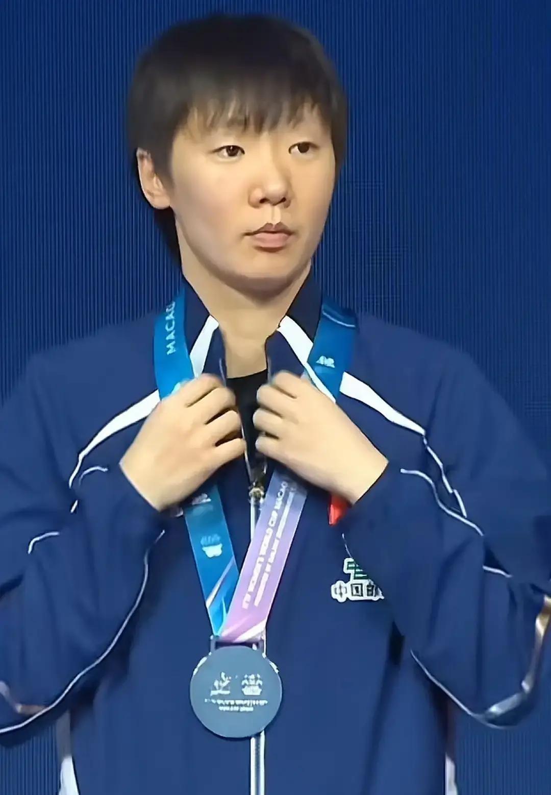 拼到体力透支拿亚军王曼昱早就是球迷心中的无冕之王看国乒比赛最戳人的，永远是运