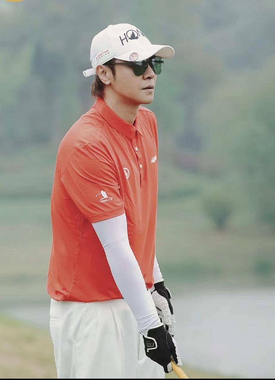 4月17日，罗志祥在苏州太湖参加高尔夫明星公益友谊赛第2天，很深沉有点像陈思诚，