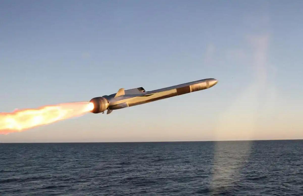 美军八大战舰，4500名海军陆战队，140枚“战斧”巡航导弹、F-35战斗机、鱼