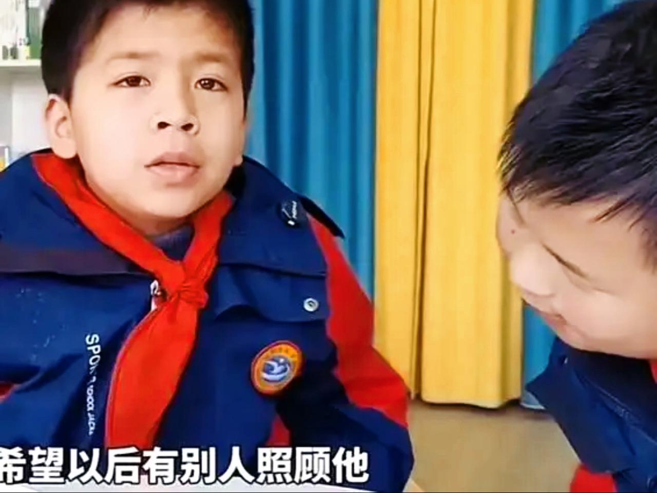 江西7岁男孩，因老师说：“这是你的同桌，你以后照顾一下他，”男孩就照顾智力障碍同