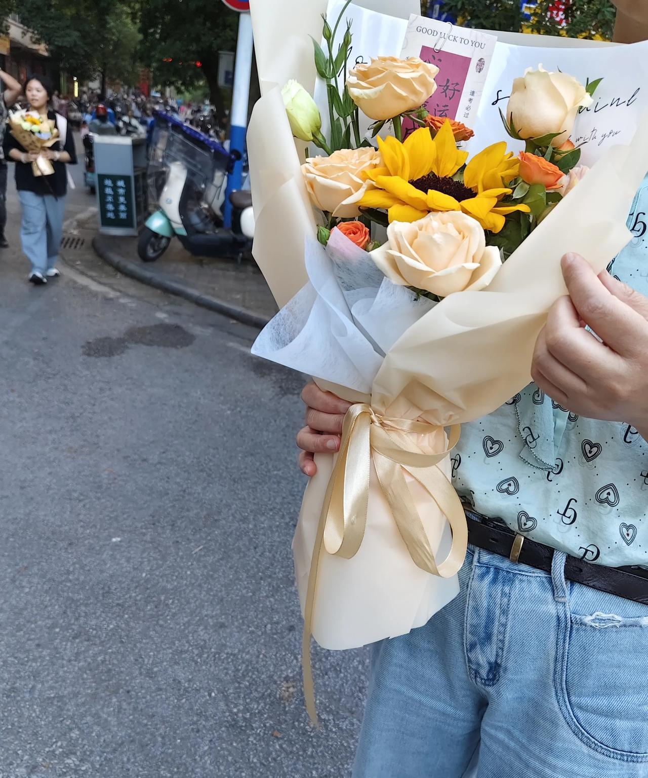 太着急人了！高考结束了，谁家有这样的高考生吗？6月9日晚上，去考点把儿子接回家