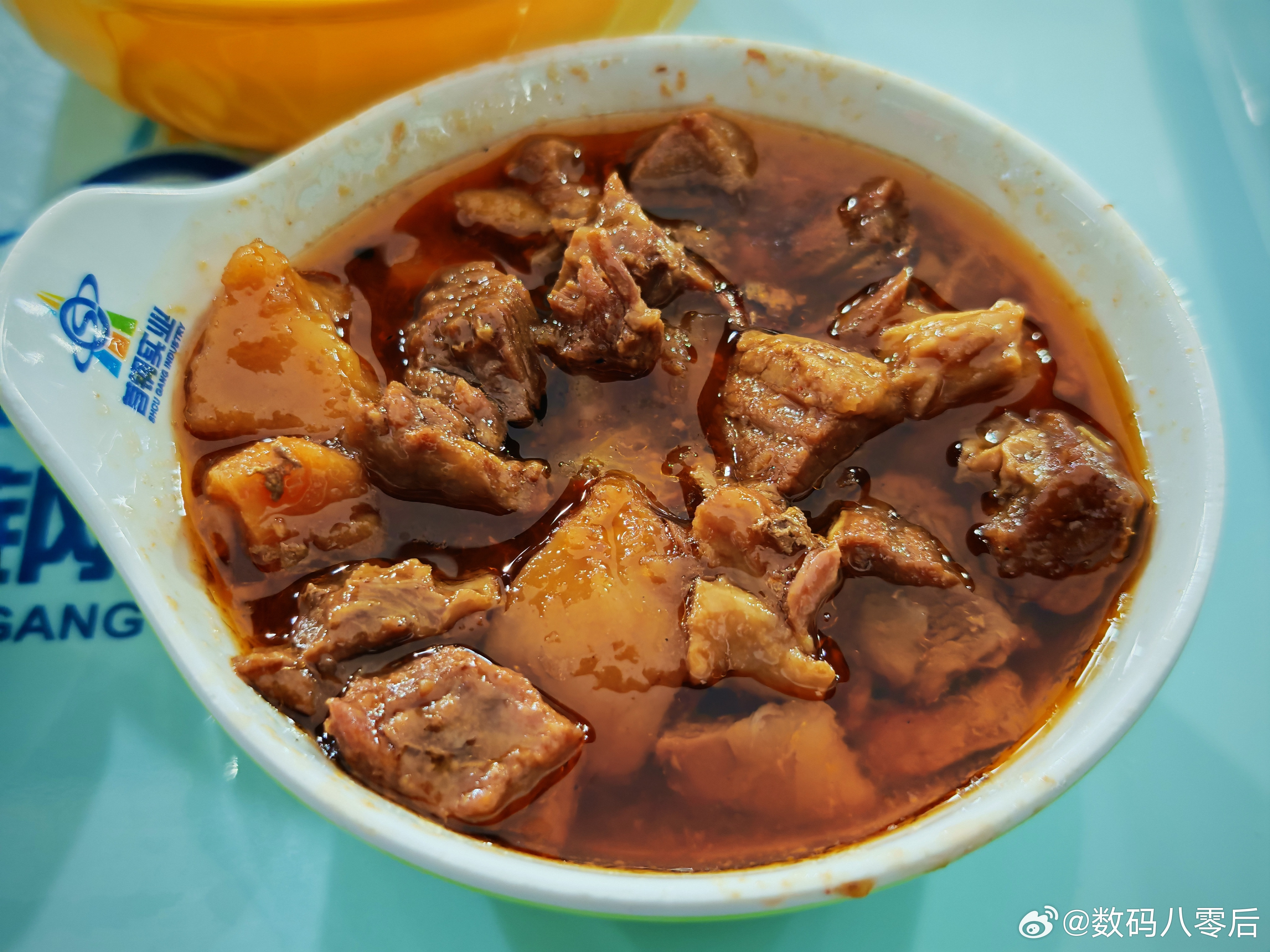 高德扫街榜美食摄影大赛晚上在食堂对付吃一口，这土豆牛肉做的比外面还好吃！[嘻嘻