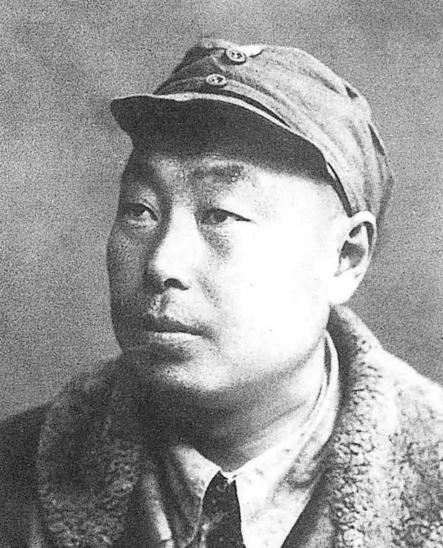 抗战中，日军师团长小川一郎率部进攻八路军，经过卧牛谷时，路中立一木牌，小川一看，
