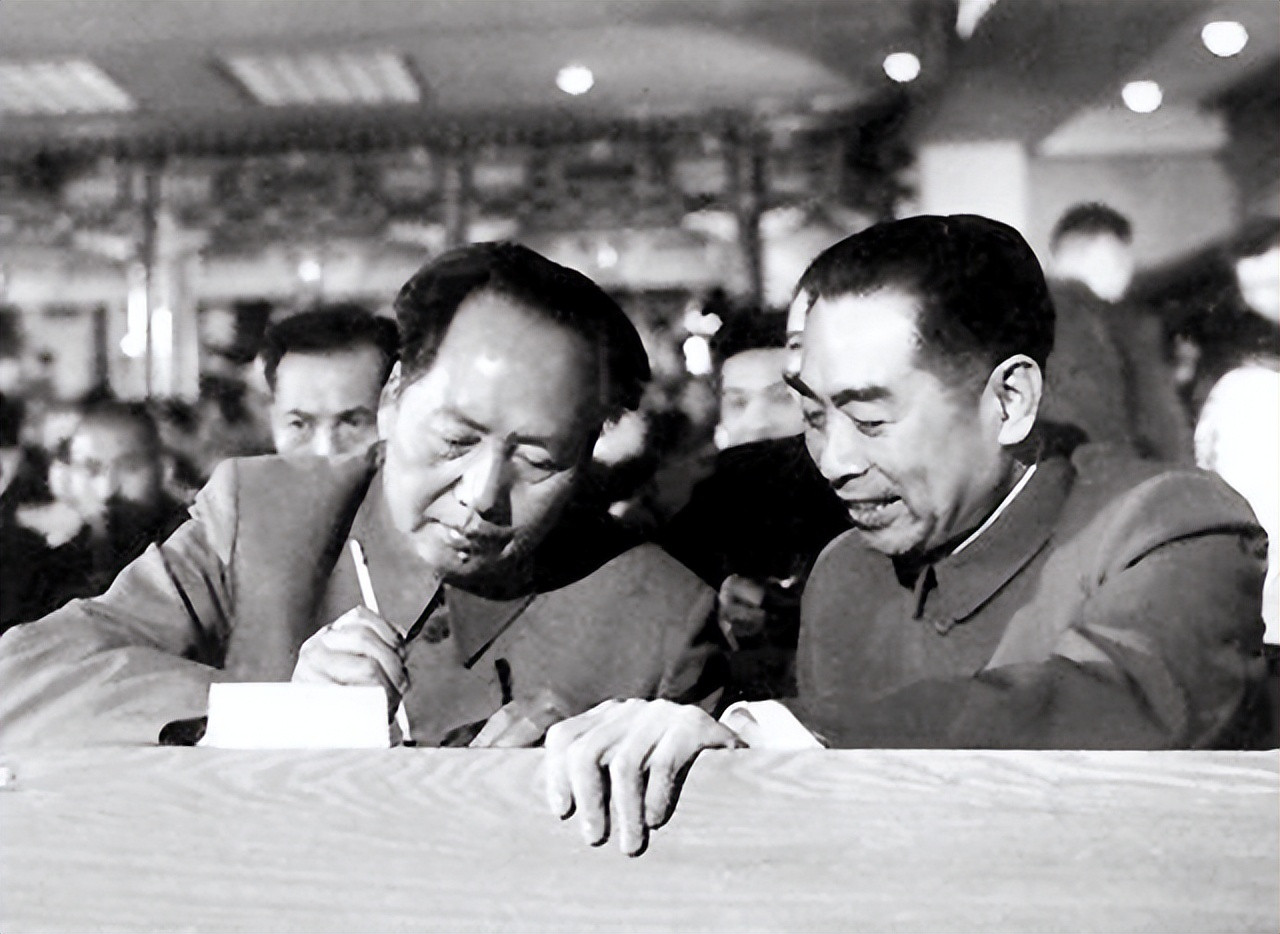 拉出去枪毙”！毛主席的一声断喝，惊得在座的周恩来和聂荣臻都赶紧从沙发上站了起来。