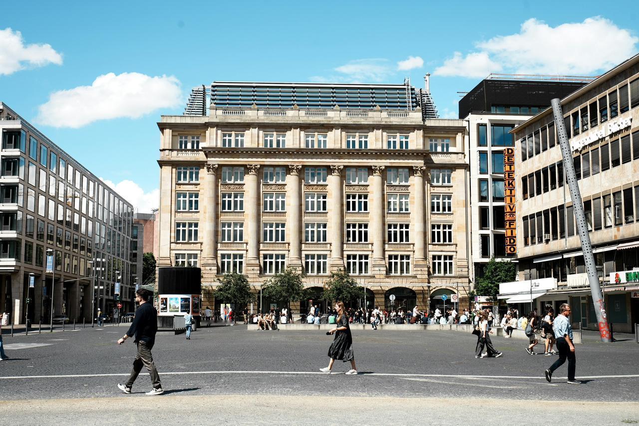 “你们中国人难道都不睡觉吗？”一位德国朋友来中国旅行时这样问我。他本想领略故宫长