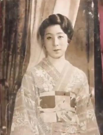 真实的日本慰安妇是这样的！她的眼里有浓的化不开的忧愁。在这一张人物半身照后面，有