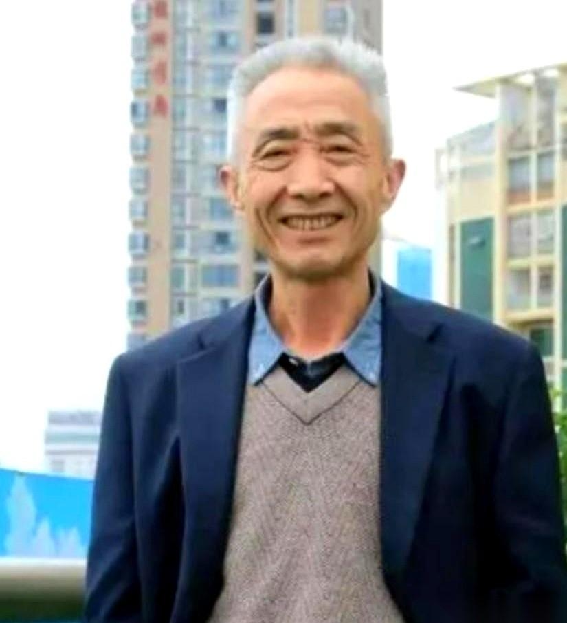 你敢信吗？当年高考，他考的分数比北大线还高出快20分。结果呢？因为信息太闭塞，