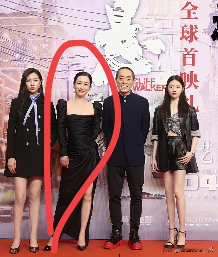 张艺谋旁边那个美女看着好眼熟，就是叫不出名字来！[捂脸哭][捂脸哭][我想静
