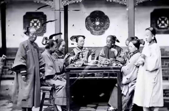 1904年，通房丫李氏，站着侍奉丈夫与正妻长达33年。这日，她正在盛饭。谁知，管