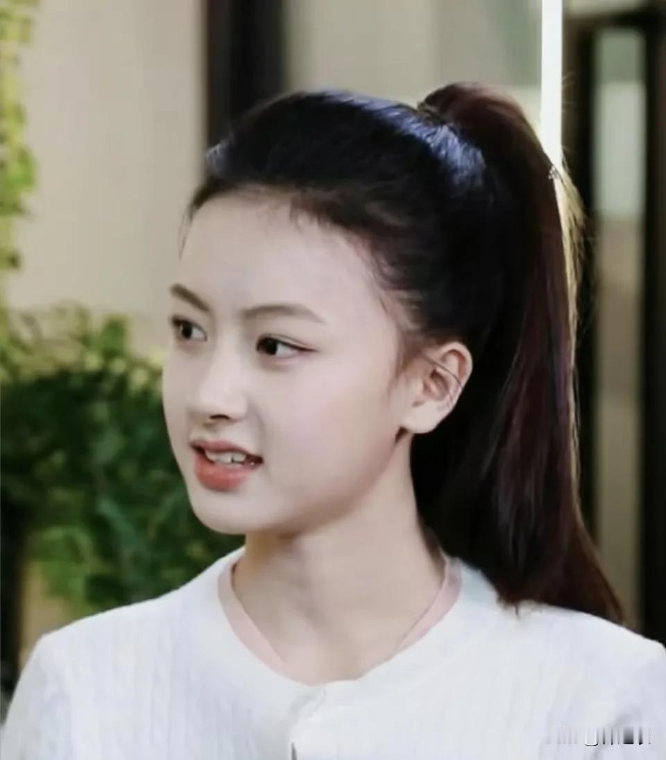 和七七同年龄段里的女明星，我更喜欢九重紫里面的那个小窦昭，感觉光看面相她会更有野