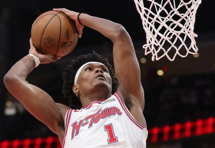 NBA季前赛，火箭对阵强大的雷霆的比赛中，出现了奇葩的一幕。比赛进行到第4分钟的