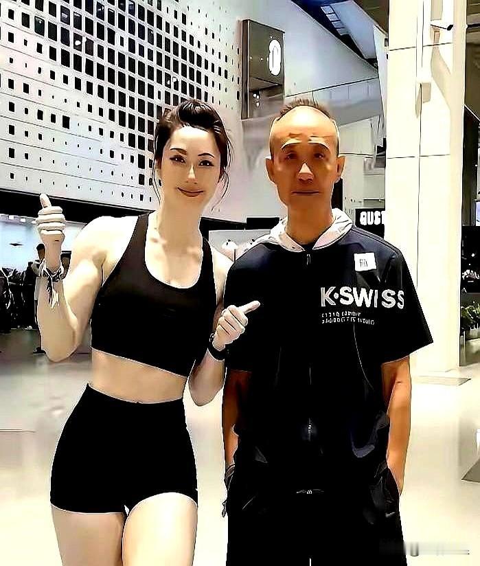 当视频里,一位75岁的退休企业家,戴着假发、眉毛修到锋利,身着紧身修身装来回晃时