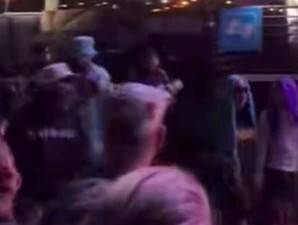 汉密尔顿与卡戴珊一同现身科切拉【汉密尔顿被拍到与卡戴珊一同参加音乐节，当晚贾斯汀