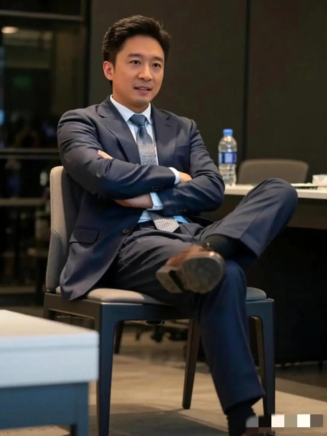 一直觉得霍启山是霍家三个儿子中的颜值担当：疏眉朗目，英武挺拔，儒雅帅气，神仪明秀