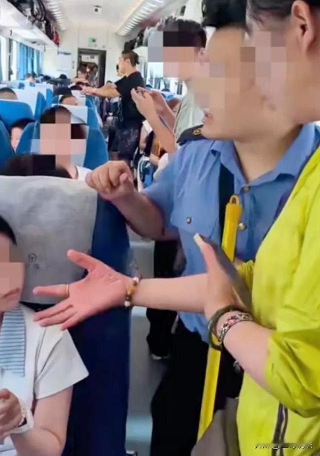 俩女孩坐火车，俩人买了3张坐票，她们坐了两座，另一个座位上搁着零食，不料，被一无