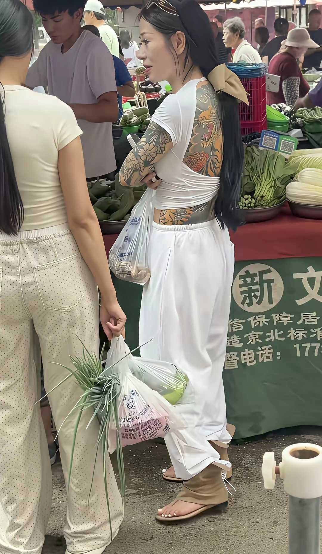 别光顾着看纹身，脚趾甲油也很好看