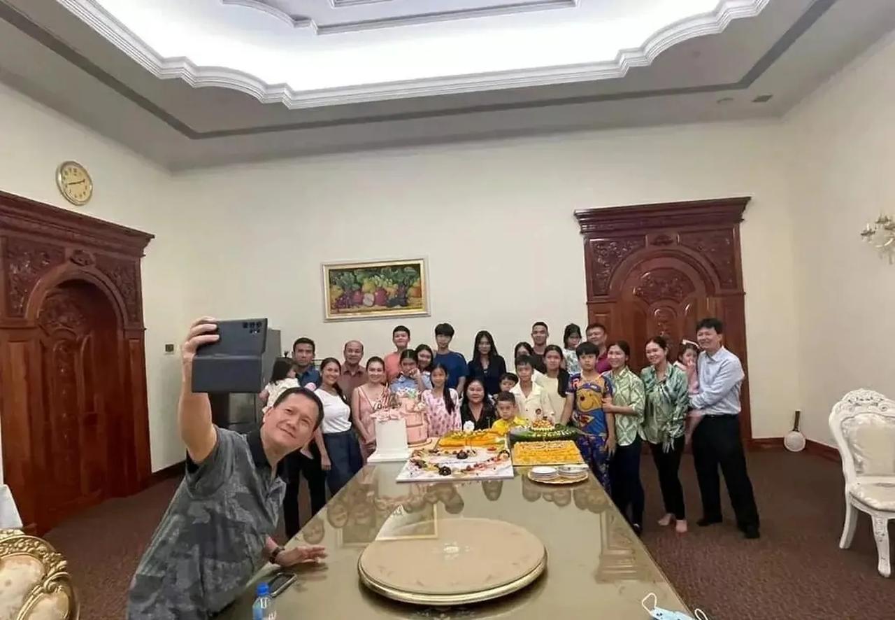 刚发现,洪森这张家庭合影里,作为柬埔寨首相的洪玛奈亲自手持手机,站在家庭成员面