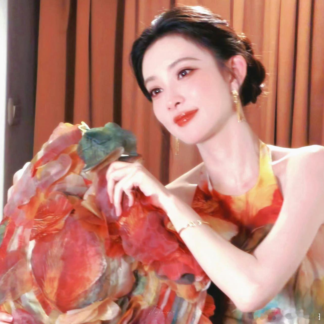 孟子义亮相印尼活动，状态好到发光！高级矜贵的妆造自带氛围感，举手投足间满是魅力，