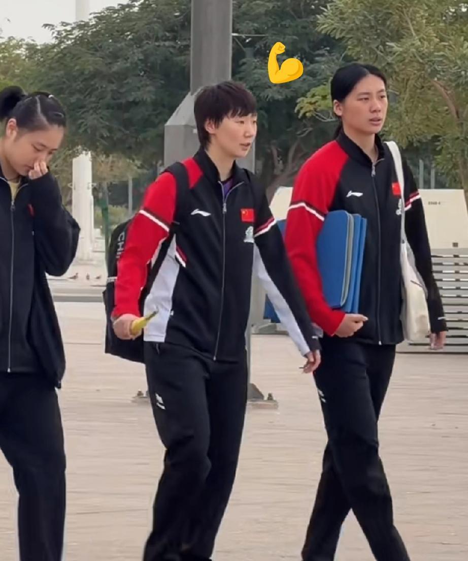 王曼昱没有因为输给了韩莹而大哭一场，这不比赛结束后鳗鱼乐呵的和两个亿妹妹有说有笑