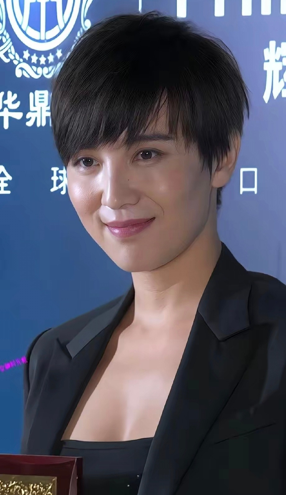 宋佳换掉了常年造型，为了新片《余烬》特意剪了齐耳短发，看着年轻了些，但也带了点男