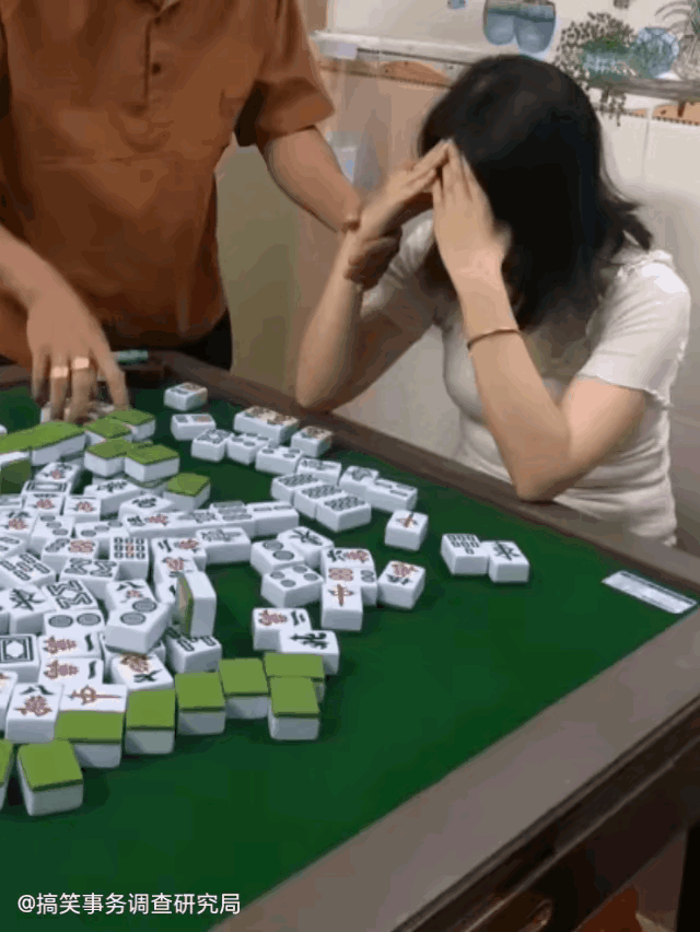 这姑娘厉害了，打麻将整出五个三万来。