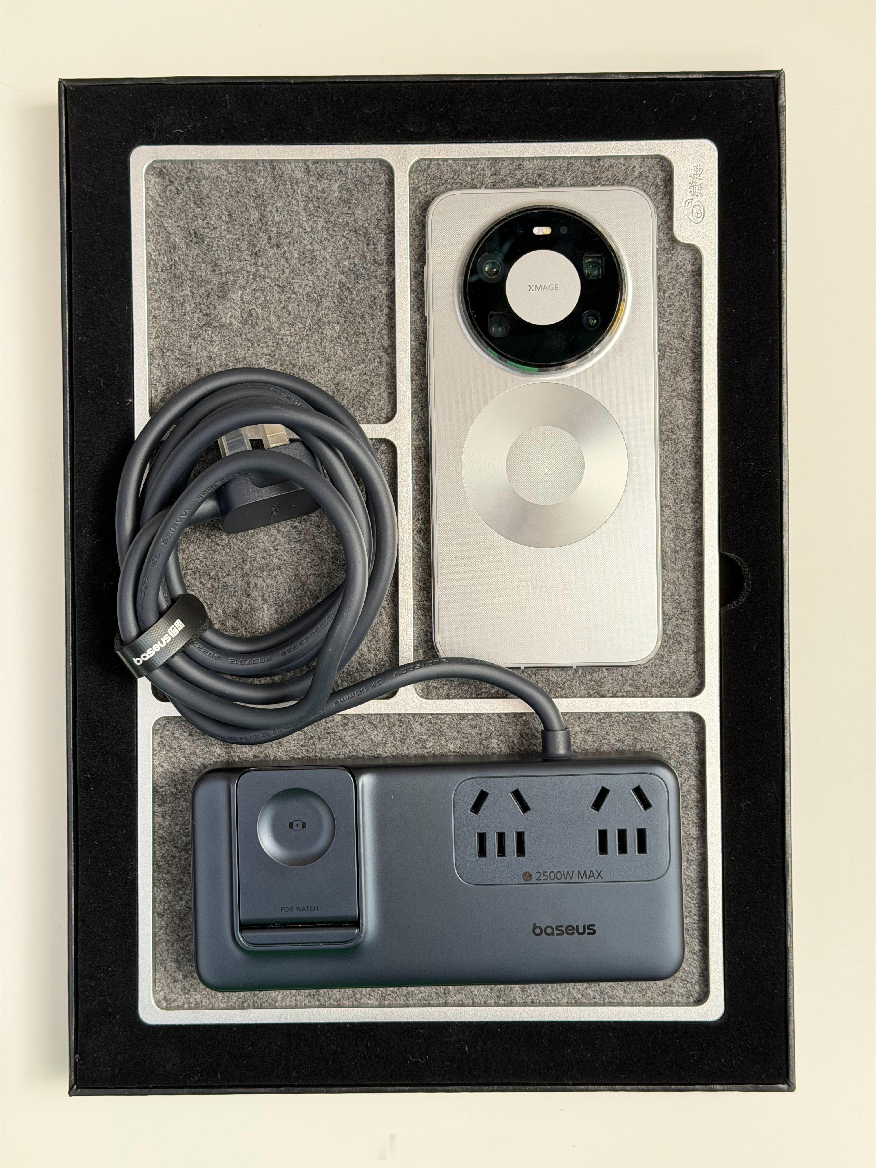 晒晒我最近在用的出差神器：倍思七合一充电站+华为Mate80ProMax同框