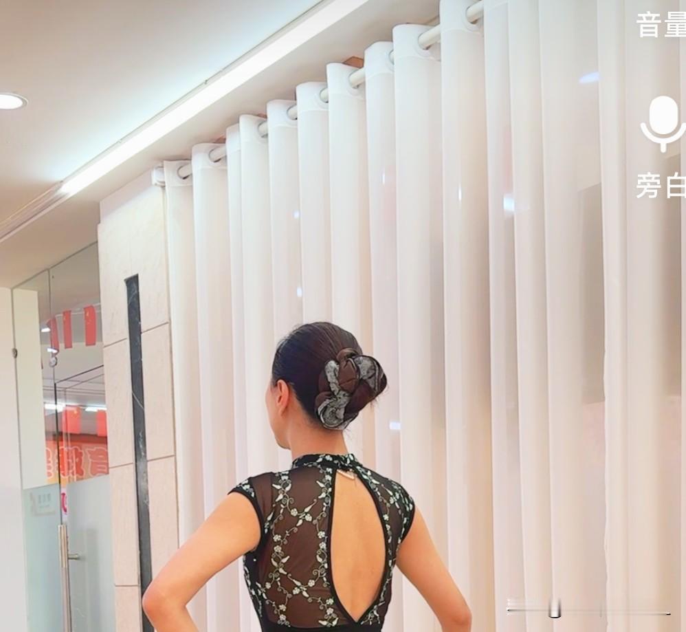 女人上了年纪，别轻易剪短发。我身边的很多长辈，包括邻居，没几个留长发的。我