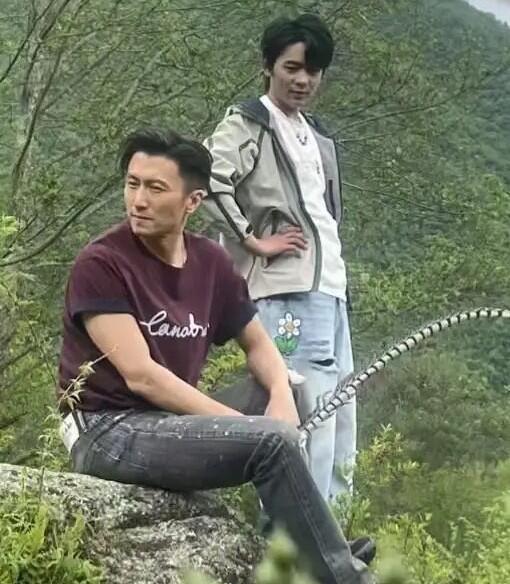 谢霆锋这个发型还挺适合他的，瞬间年轻了10岁，不油腻，颜值依旧扛打，比电视上看到