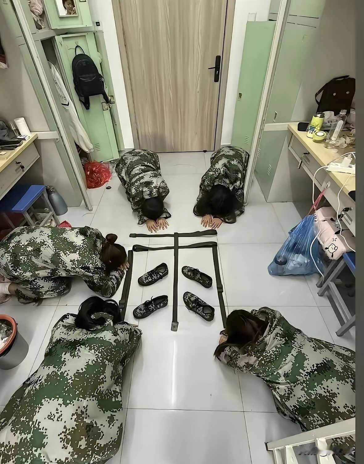 这一幕，像极了当年的我们！