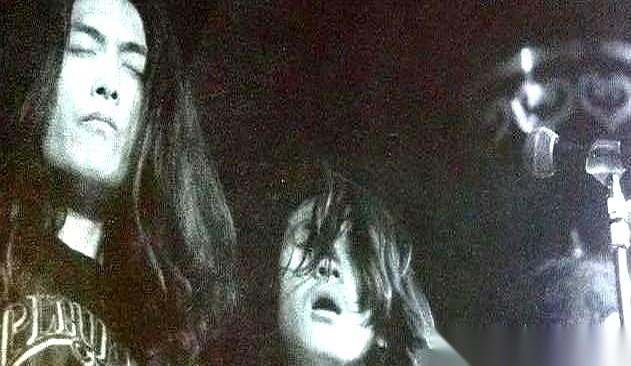 三十年前，黑豹乐队的排练室，烟雾缭绕。主唱栾树的女友王菲，跟着哥们儿窦唯出去买