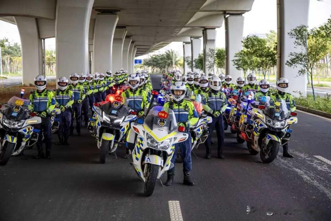 海口椰城交警的eski骑行服，eski是香港公司，主要经营领用装备制服