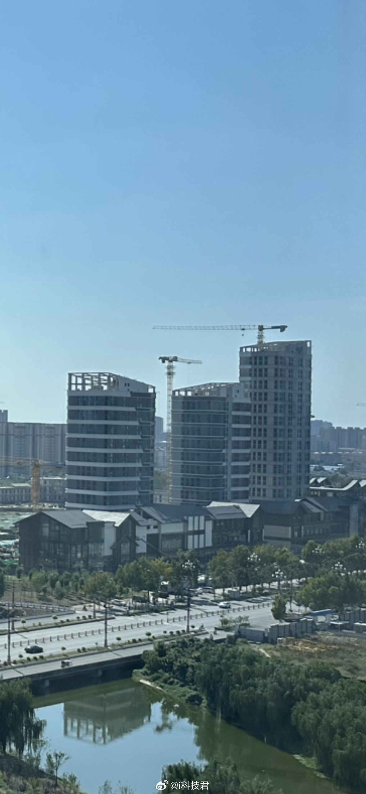 这几栋楼全部是公寓，6米层高，两层，均价5000，38万起，民水民电，40年产权