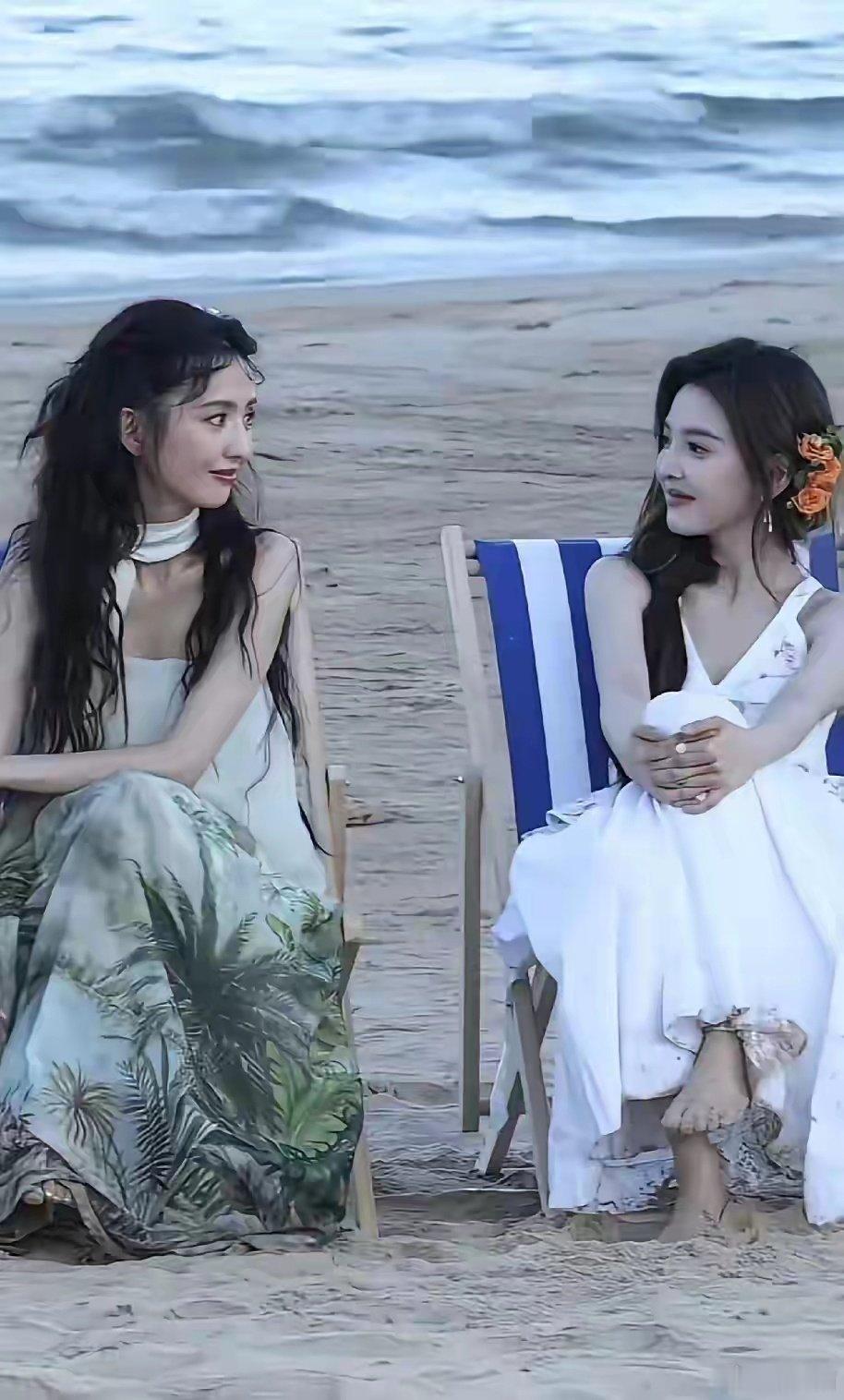 佟丽娅一回头，足足愣了好几秒钟，这个眼神太让人心疼，她仿佛试图在对方脸上找寻自己