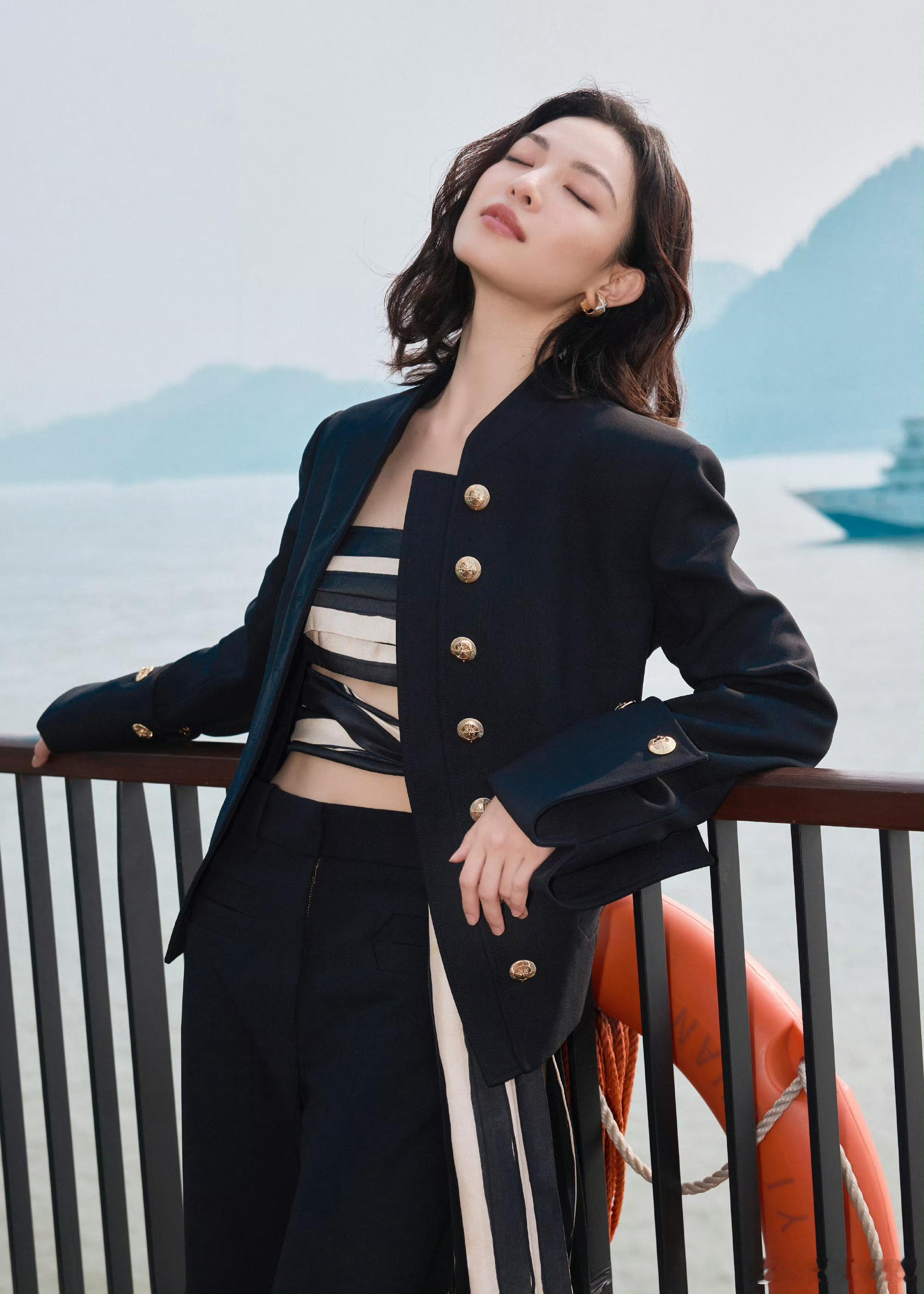 钟楚曦短发‘抢C’这波流量接住了，有野心有手腕，前途无量[思考]​​​