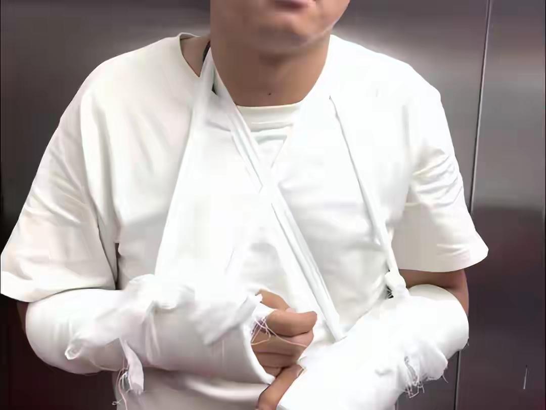 简真笑得死人，最滑稽的事情就这么发生了上前天，麻将馆几个打麻将的啊哟，啊哟吼了